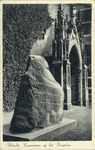 3986 Afbeelding van de Runensteen op het Domplein te Utrecht met op de achtergrond het neo-gothische portiek dat ...